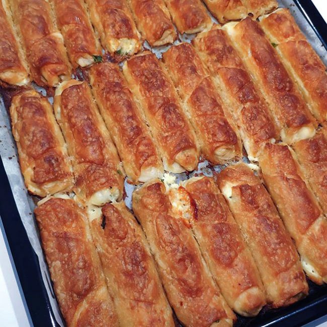 10 Dakikada Çıtır Çıtır Peynirli Börek tarifi