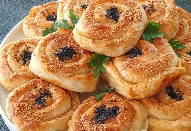 Gül Böreği (Özel Sosuyla Nefis Lezzet) tarifi