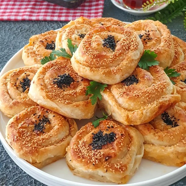 Gül Böreği (Özel Sosuyla Nefis Lezzet) tarifi