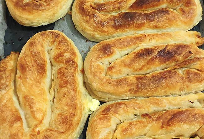 Hazır Yufkadan Çıtır Çıtır Kıymalı Kol Böreği tarifi