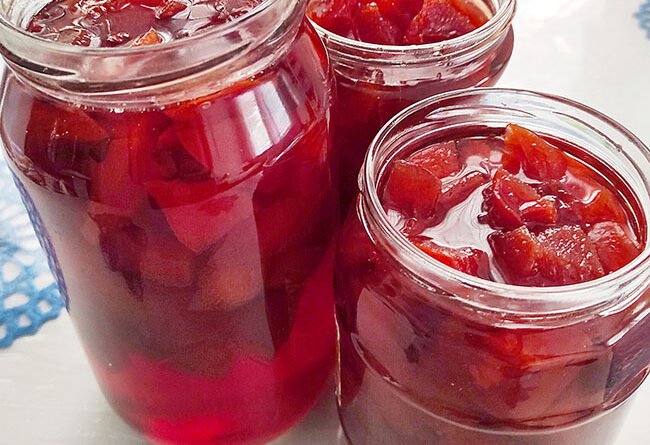 Ateş Kırmızısı Görünümü ve Büyüleyici Kokusuyla Ayva Reçeli Tarifi