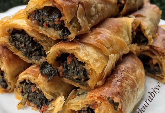 Kıymalı Ispanaklı Çarşaf Böreği - Yemek Öğren tarifi