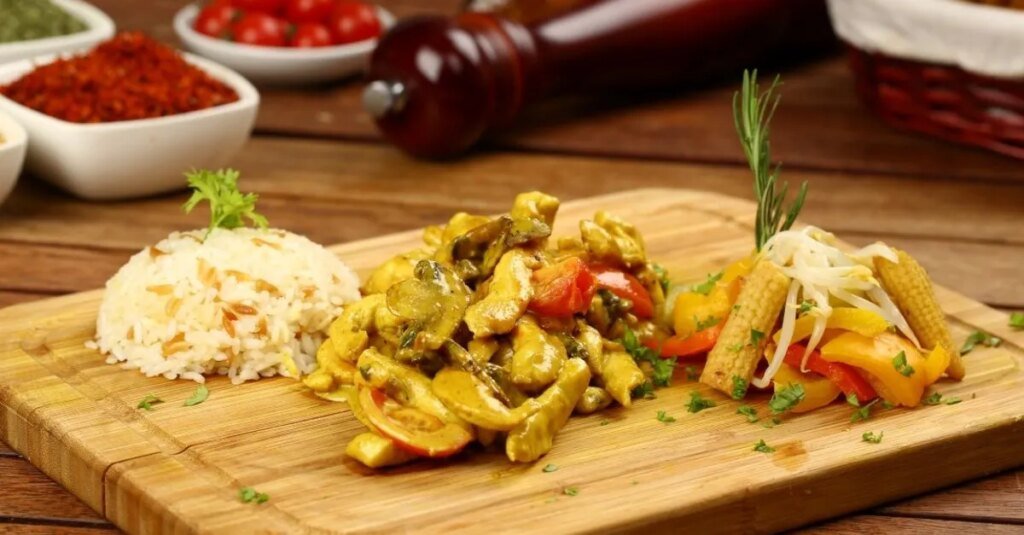 Eşsiz lezzetiyle köri soslu tavuk tarifi: Kremalı köri soslu tavuk nasıl yapılır?