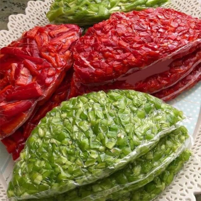 Çiğden Kırmızı Ve Yeşil Biber Dondurucuya Nasıl Atılır tarifi