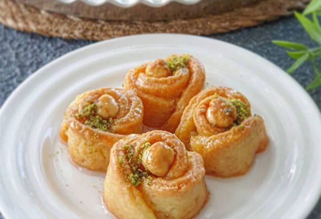 Gül Tatlısı - Yemek Öğren' başlığını şu şekilde yeniden ifade edebilirsin: 

"Gül Lezzeti: Yemek Yapmayı Keşfet"