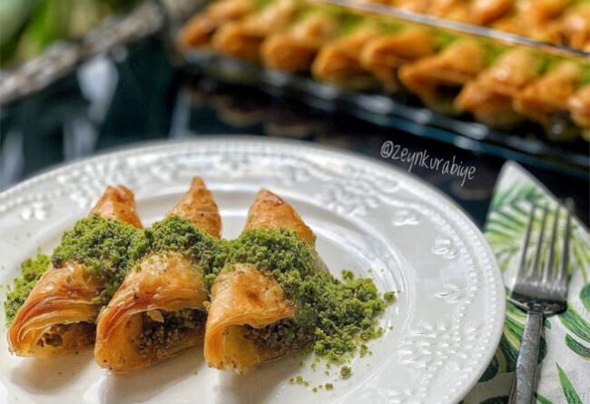 Here are a few alternative rewrites for the title "Şöbiyet - Yemek Öğren":

• Şöbiyet – Yemek Pişirmeyi Öğren  
• Şöbiyet: Yemek Yapmayı Keşfet  
• Şöbiyet – Mutfakta Ustalaş

Each version maintains the original idea of learning about cooking while using different wording.