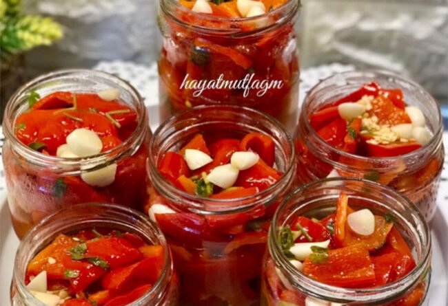 Yağlı Kırmızı Biber Turşusu - Yemek Öğren tarifi