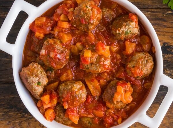 Güveçte Köfte Tarifi