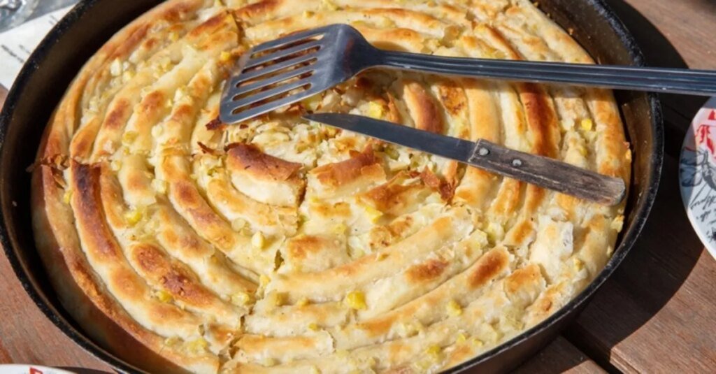 Yemekten bıkmayacağınız bir lezzet sodalı börek tarifi - Sodalı börek nasıl yapılır?