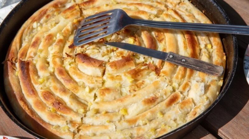 Yemekten bıkmayacağınız bir lezzet sodalı börek tarifi - Sodalı börek nasıl yapılır?