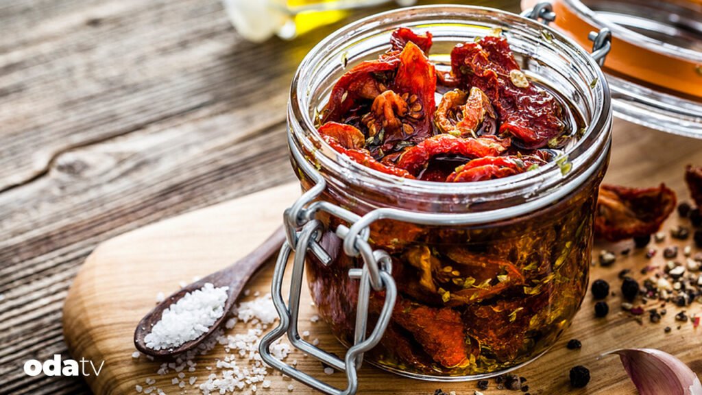Zeytinyağlı kuru domatesin 4 altın kuralı
Zeytinyağında saklanan kurutulmuş domatesler, aroması yoğun ve uzun ömürlü olmasıyla mutfakların vazgeçilmezleri arasında yer alıyor. Doğru domates seçimi, kontrollü kurutma, aromatik zeytinyağı ve uygun saklama teknikleri ile hem lezzetli hem dayanıklı sonuçlar elde etmek mümkün.
