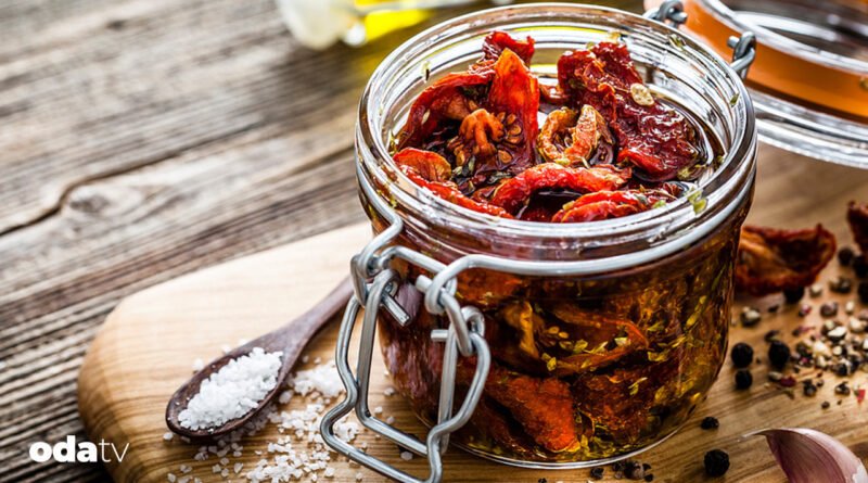Zeytinyağlı kuru domatesin 4 altın kuralı
                                    Zeytinyağında saklanan kurutulmuş domatesler, aroması yoğun ve uzun ömürlü olmasıyla mutfakların vazgeçilmezleri arasında yer alıyor. Doğru domates seçimi, kontrollü kurutma, aromatik zeytinyağı ve uygun saklama teknikleri ile hem lezzetli hem dayanıklı sonuçlar elde etmek mümkün.