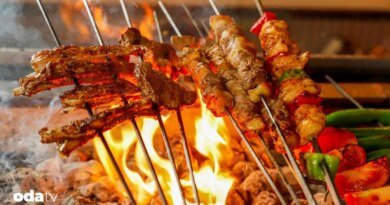 Beşiktaş’ta sofraya dair bildiklerimizi sarsan bir mutfak
                                    Soote Meze Bistro, mezeyi sofranın merkezine yerleştiren tavrıyla Beşiktaş’ta alışıldık restoran dilini tersyüz ediyor. Avrupa mutfağının disiplinli tekniği ile Antep mutfağının güçlü hafızası, burada gösterişten uzak ama iddialı bir sofra kuruyor.