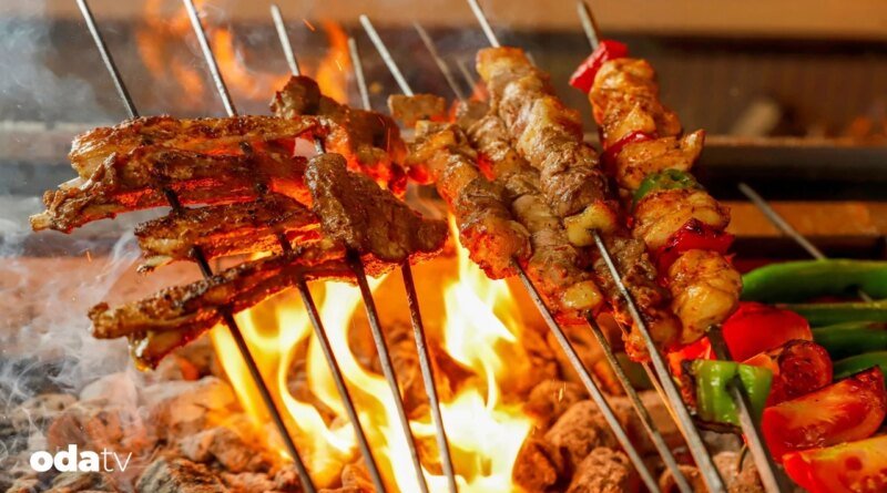 Beşiktaş’ta sofraya dair bildiklerimizi sarsan bir mutfak
                                    Soote Meze Bistro, mezeyi sofranın merkezine yerleştiren tavrıyla Beşiktaş’ta alışıldık restoran dilini tersyüz ediyor. Avrupa mutfağının disiplinli tekniği ile Antep mutfağının güçlü hafızası, burada gösterişten uzak ama iddialı bir sofra kuruyor.