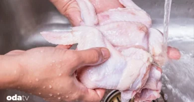 Çiğ tavuk yıkanır mı I Çiğ tavuğu yıkamak zararlı mı I Mutfakta bakteri riski nasıl yayılıyor I Uzmanlar neden “tavuğu yıkamayın” diyor