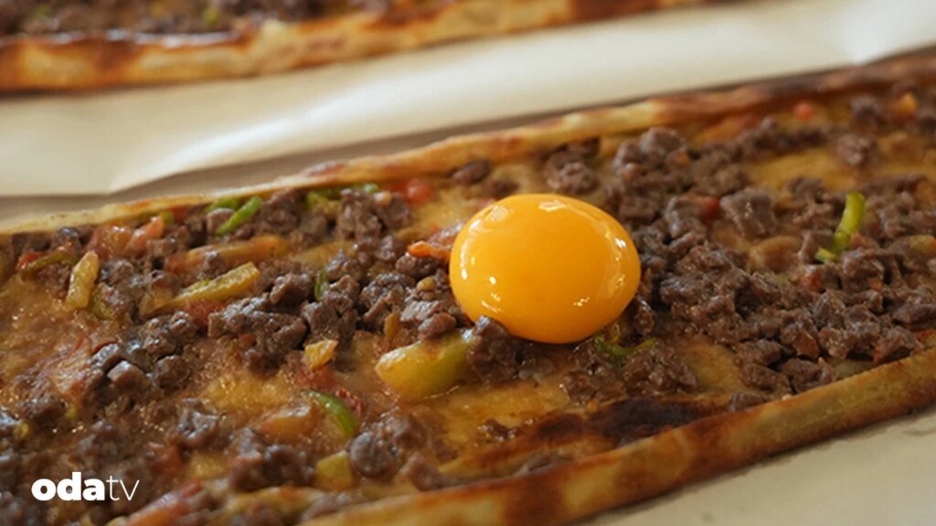 Karadeniz’in en güçlü sofralarından biri Samsun’da kuruluyor
                                    Türk Mutfağı Haftası kapsamında Samsun’da gerçekleşen iki günlük gastronomi buluşması; coğrafi işaretli lezzetlerden manda ürünlerine, tarihi mekanlardan Karadeniz misafirperverliğine uzanan güçlü bir şehir hafızasını ortaya koydu.